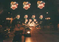 masken_mit_moped.jpg (51238 Byte)