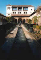 innenhof_mit_brunnen.jpg (38302 Byte)